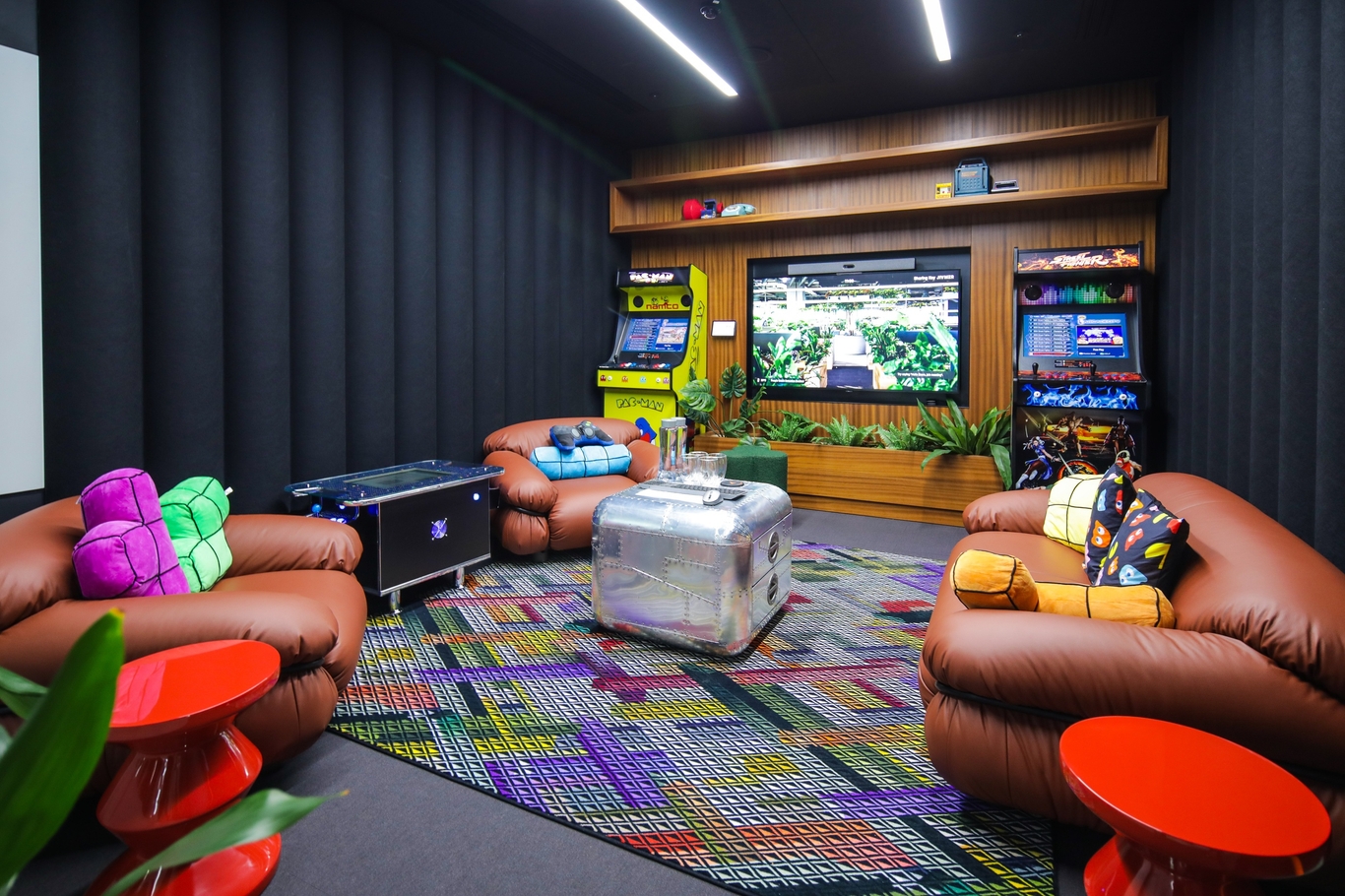 Arcade themed meeting room with comfortable seats an two arcade machines